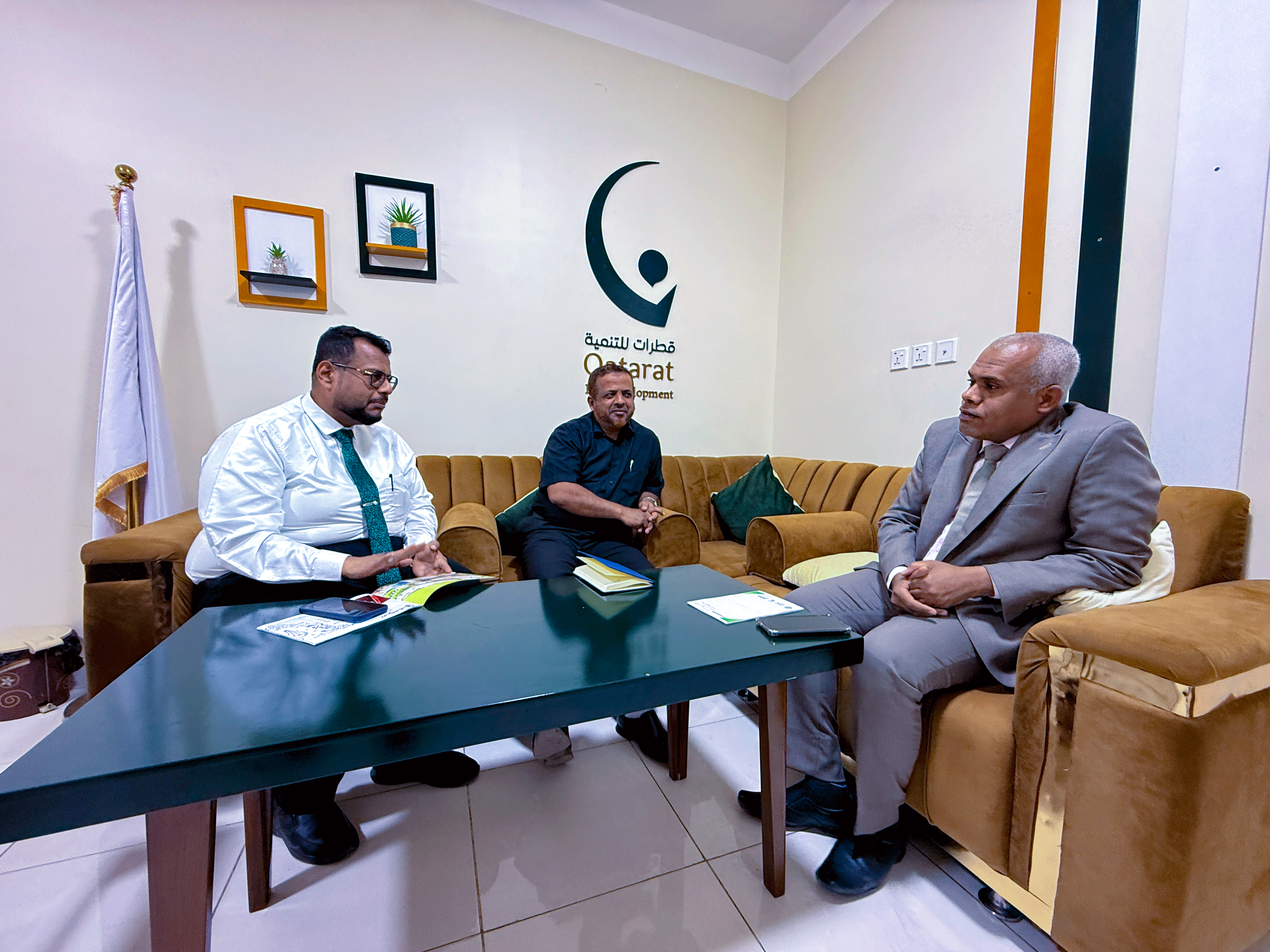 عميد كلية المجتمع بسيئون يبحث مع مؤسسة قطرات للتنمية تعزيز التعاون ودعم البنية التحتية للتعليم الفني