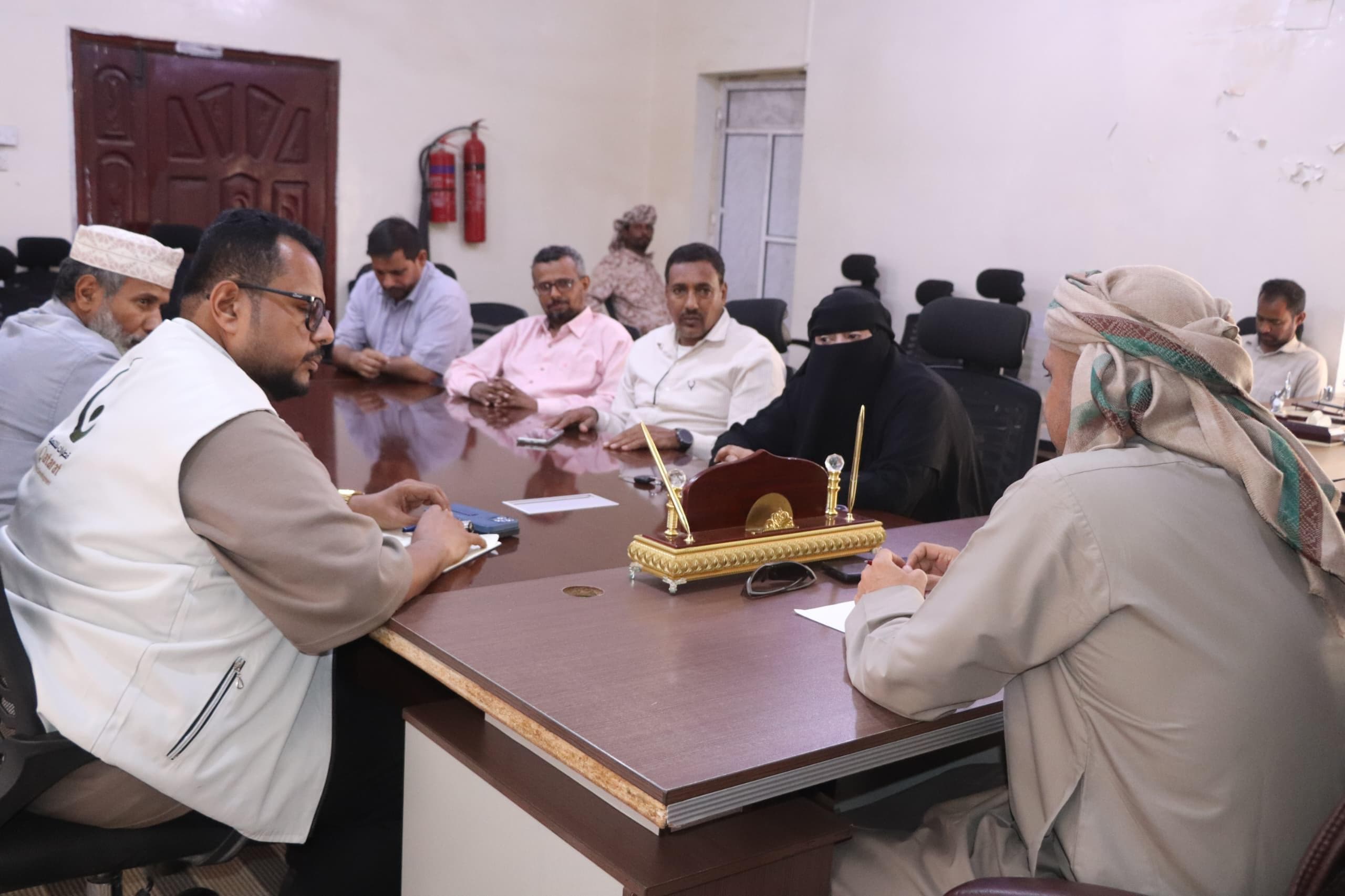 مؤسسة قطرات للتنمية تبحث مع السلطة المحلية في أرخبيل سقطرى سبل تعزيز التدخلات الإنسانية والخدمية