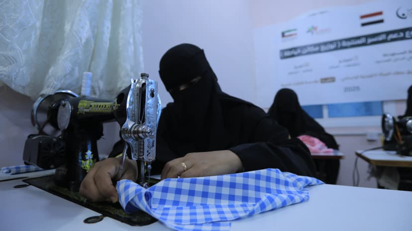 دعم الاسر المنتجة ( توزيع مكائن خياطة )