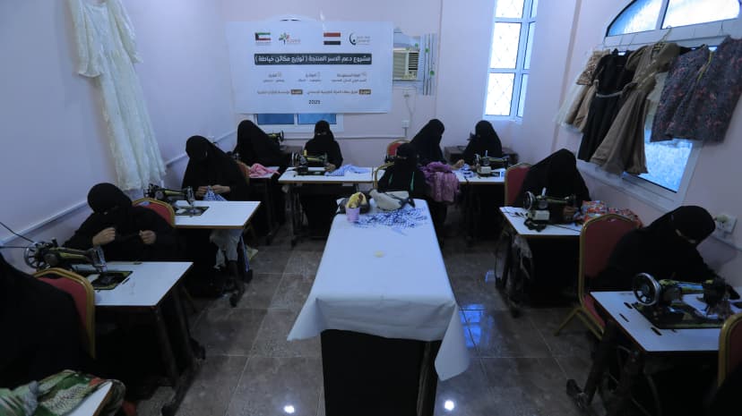 دعم الاسر المنتجة ( توزيع مكائن خياطة )